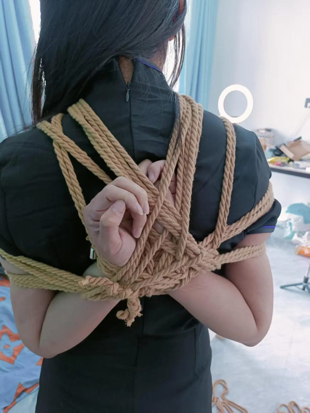 旗袍女被室内紧缚+户外第九章-4