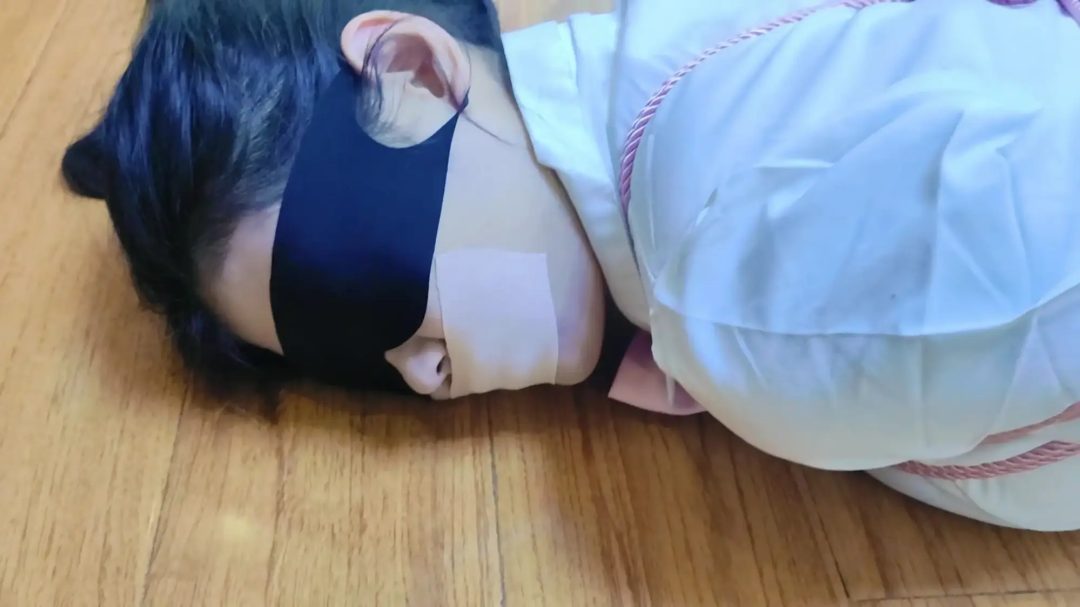 【墨色】思思jk帆布鞋白袜昏迷捆绑放置 大量白袜，脚底，帆布鞋特写-7