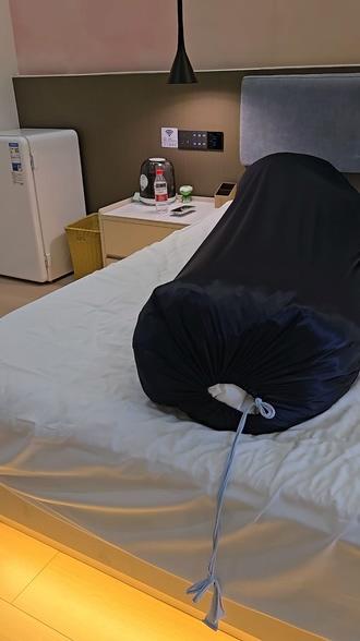 戴上手铐，再用棉被全包，再装进丝袋，再用收紧带捆上，这次双手完全无法挣扎，头部勒得很紧，超难受。-2
