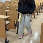 大二女生教室戴脚镣-锁着重镣在教室擦黑板 走路
