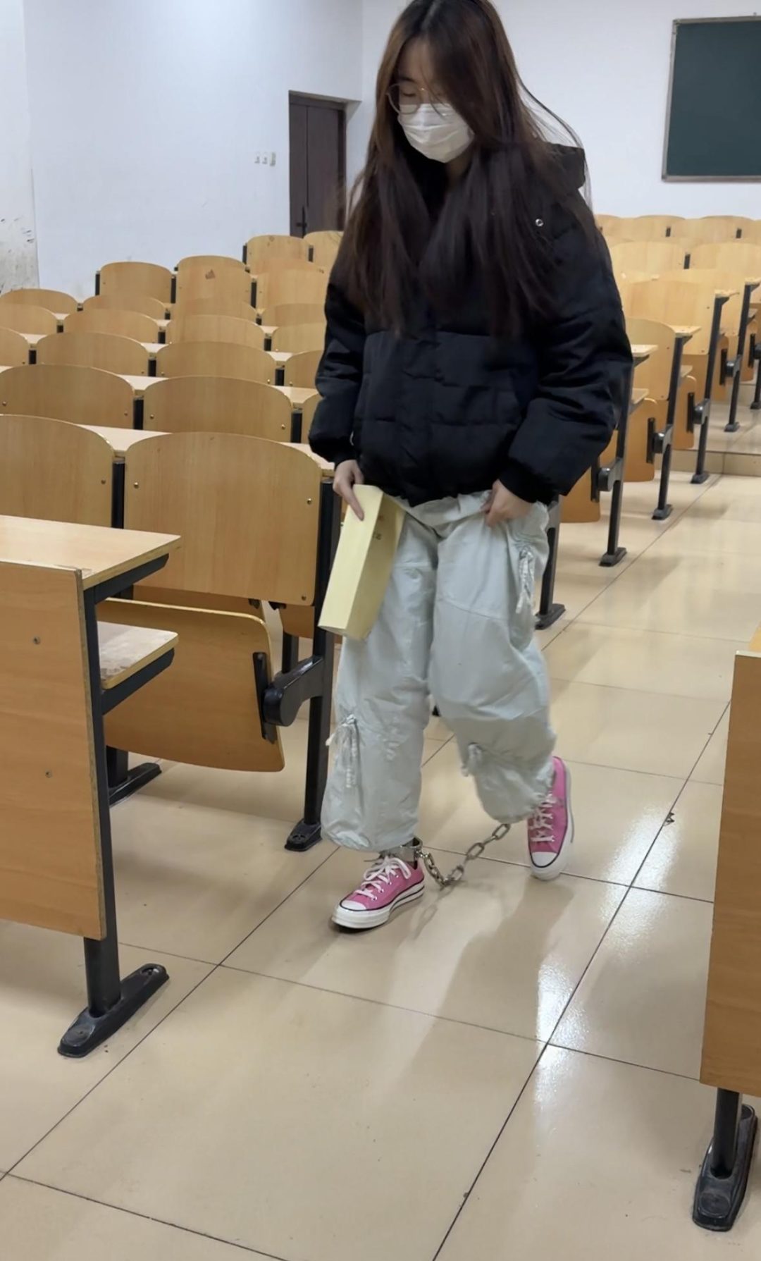 大二女生教室戴脚镣-锁着重镣在教室擦黑板 走路-1