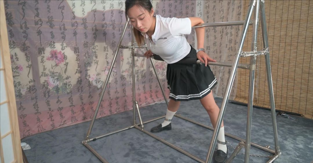 萱萱学生装铁架强制弯腰固定TK打屁股-2