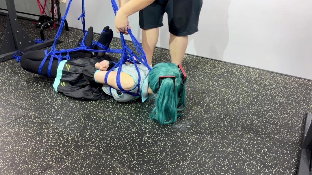 初音未来驷马紧缚，绳子在嘴上死死勒紧，口水拉丝滴落-1