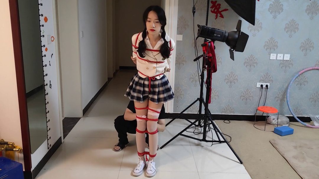 雅熙 JK服的夫人 绑起来楼道走一圈-6