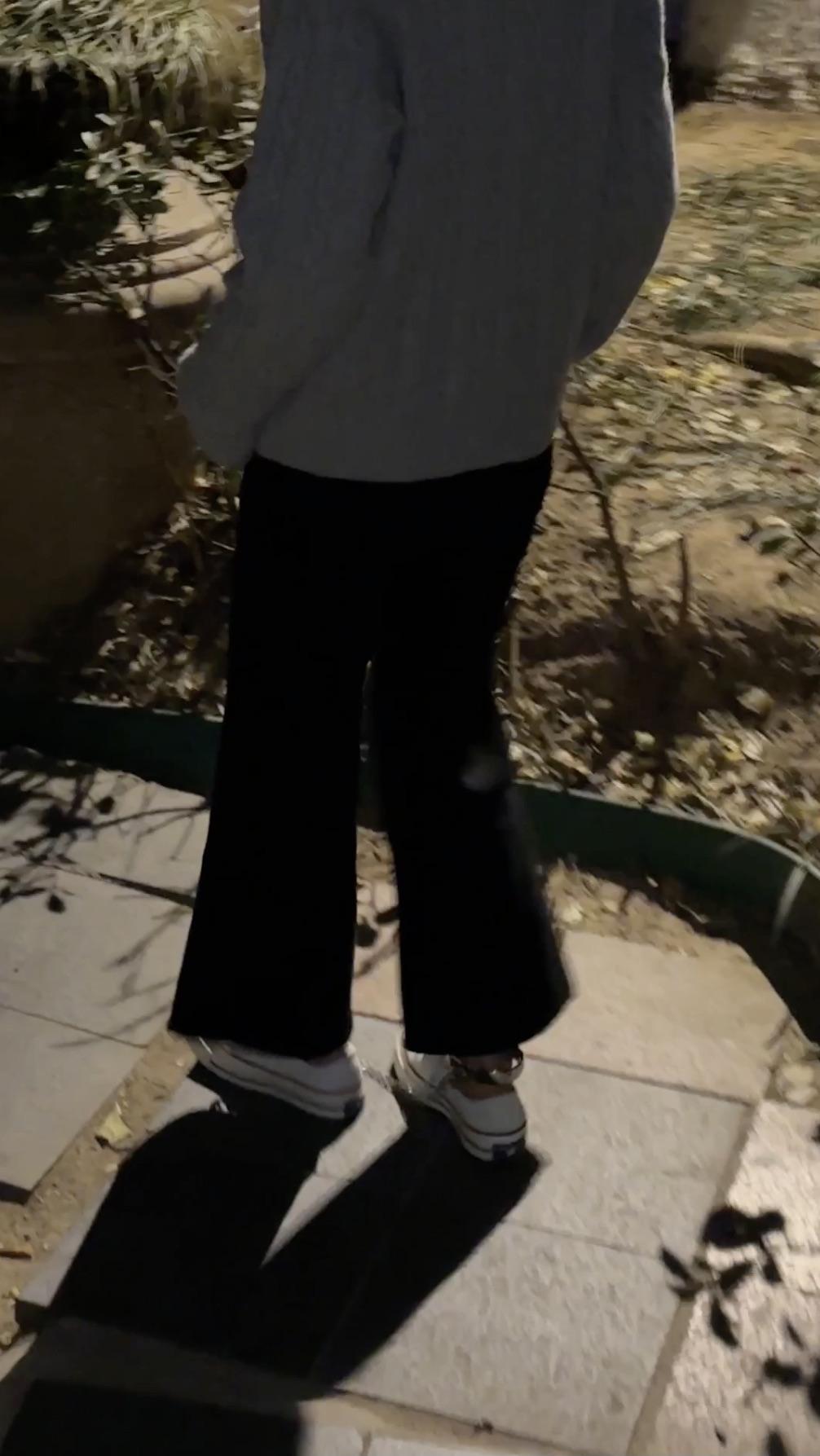 帆布鞋女大学生半夜戴脚镣外出，户外镣铐-6