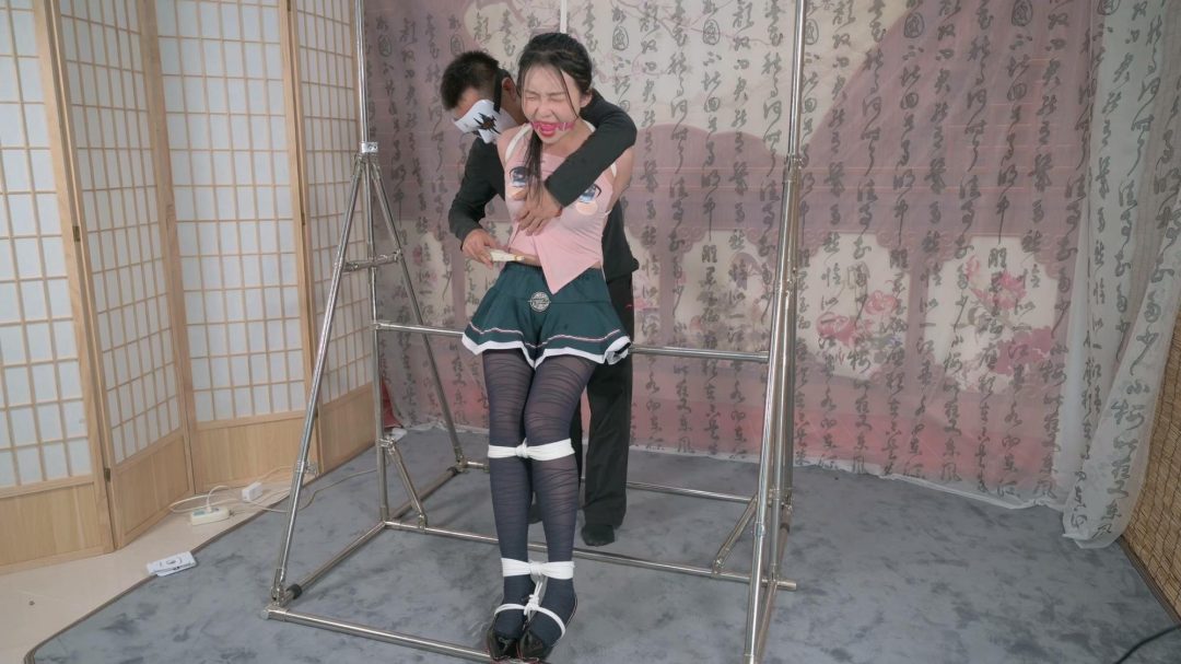 高挑妹子蹲姿和坐姿直臂缚--丝袜、高跟、口球、爱抚、TK、电击-3