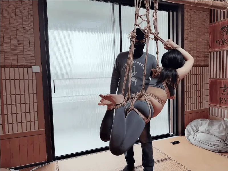 女大学生的吊缚体验，折磨，皮拍，空中转圈无力挣扎-1