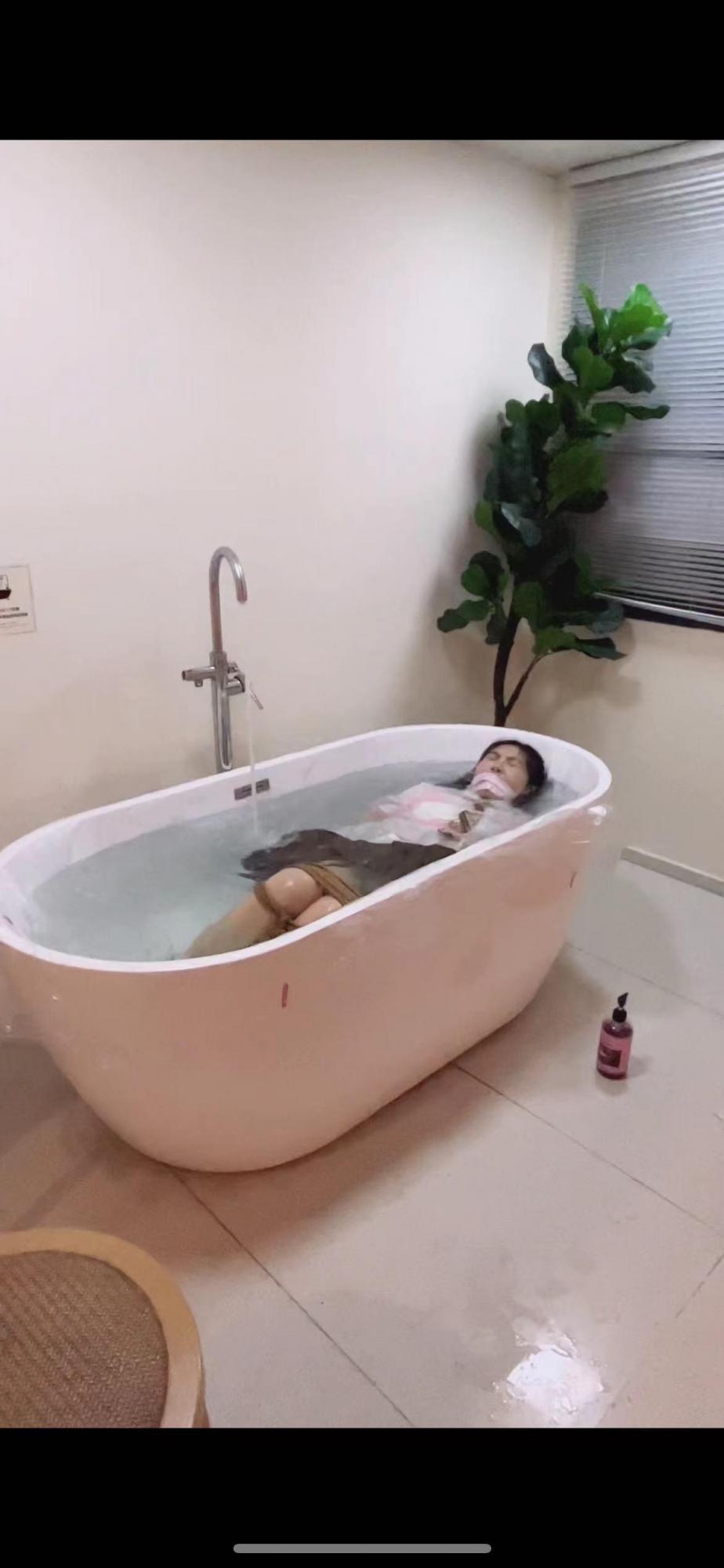 jk萝莉漂亮女大学生被捆绑丢进浴缸淹没，吓哭了！第一视角➕娇喘➕水中tk➕自救挣扎➕足部按摩特写-6