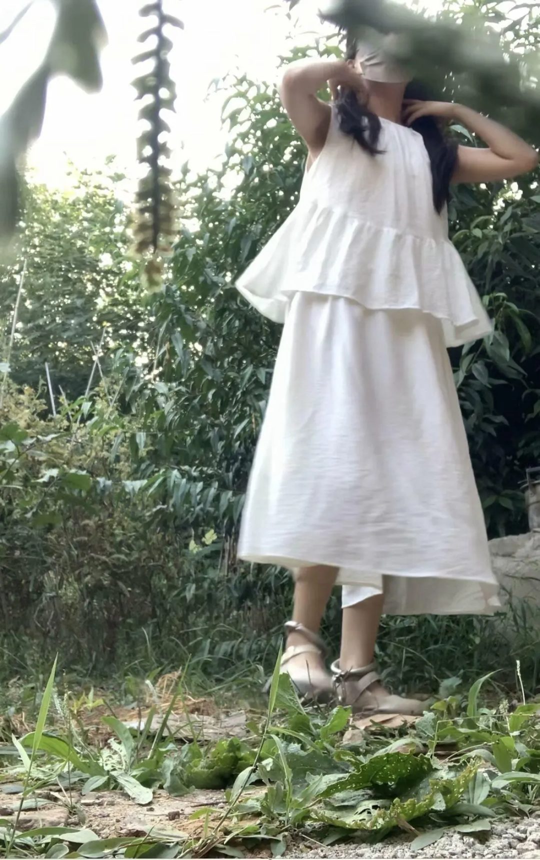小妹子户外玩脚镣，小皮鞋白裙子-4