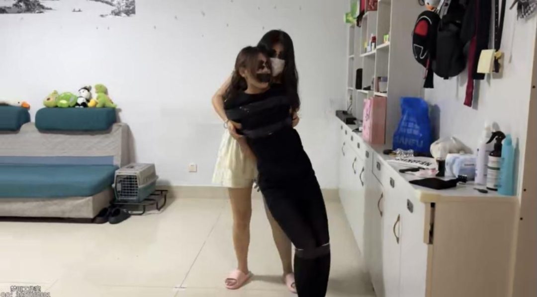 黑丝美女胶带脱缚寻物挑战-5