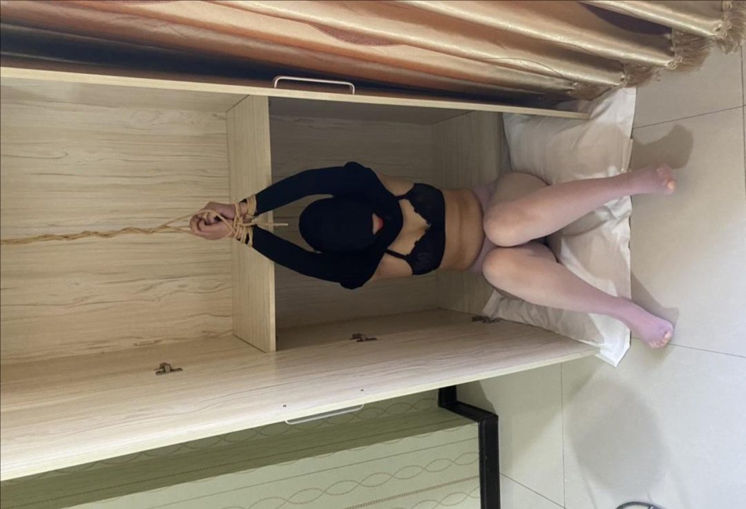 女网红歆艺被关进衣柜-2
