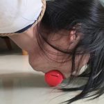 【禾一原创】（惩罚与奖励）要求用嘴把口球叼到指定地点 被骗的小慧成功与否都要被刷子折磨 演技在线 极品玉足～