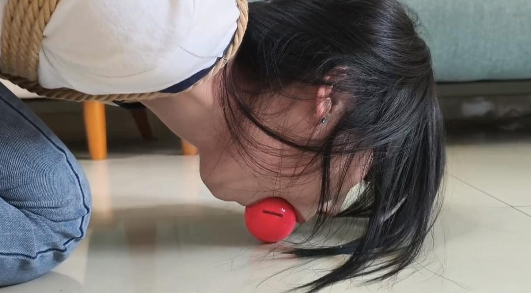 【禾一原创】（惩罚与奖励）要求用嘴把口球叼到指定地点 被骗的小慧成功与否都要被刷子折磨 演技在线 极品玉足～-1