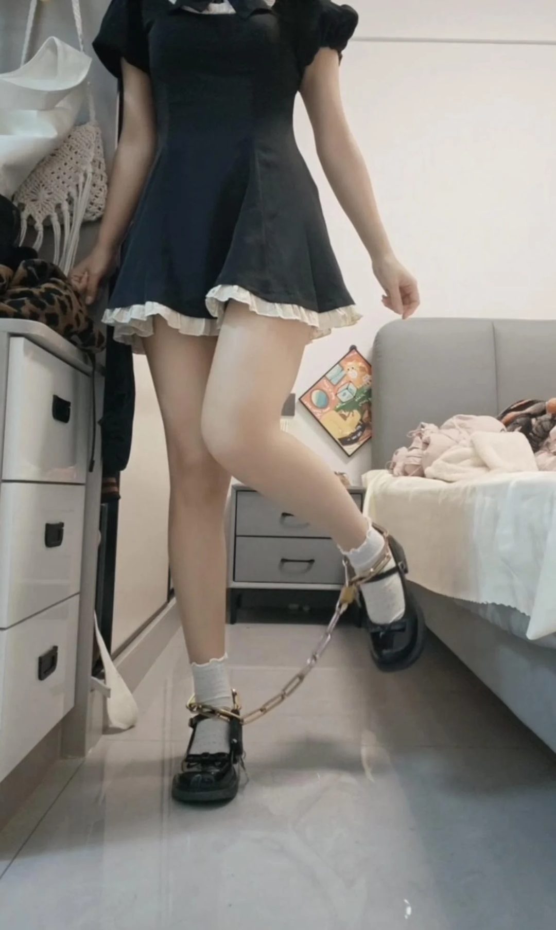 19岁女生铁链锁脚-小白袜玛丽珍 小皮鞋-2