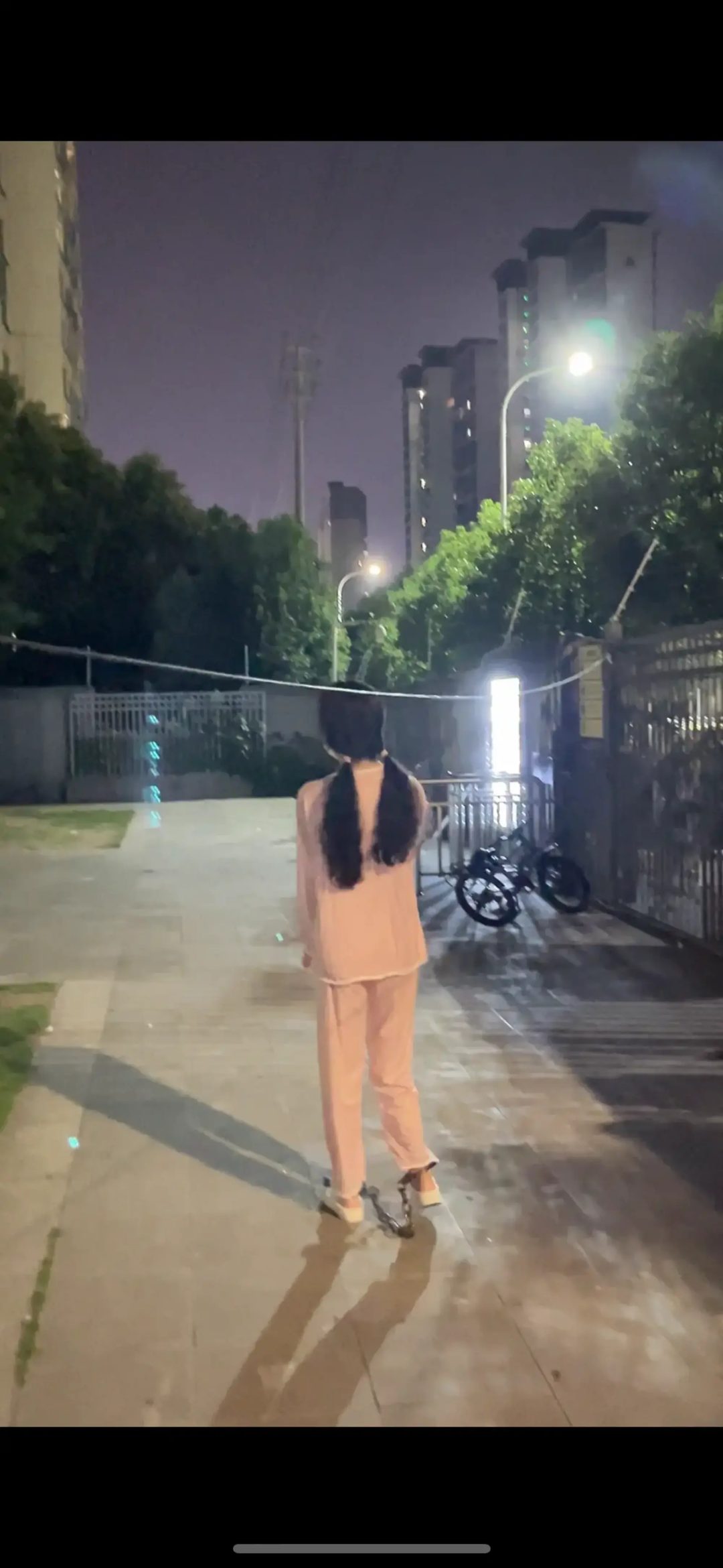 双马尾学妹深夜镣铐外出-戴脚镣出门玩-7