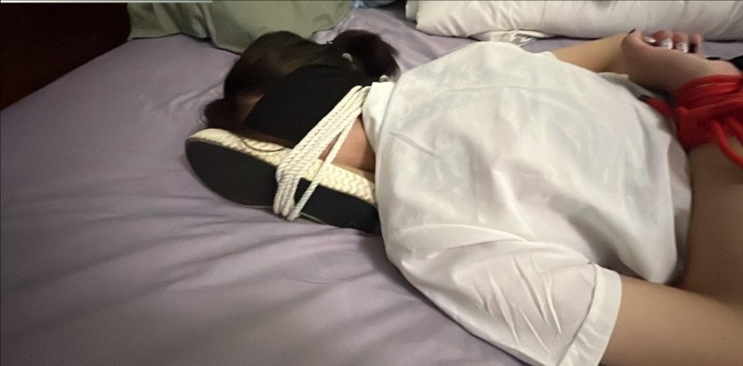 台湾妹子 18岁 橙橙 高中毕业生 暑假打工 首拍 捆绑 tk 原味袜堵嘴 强迫闻鞋 搔痒脚底-1