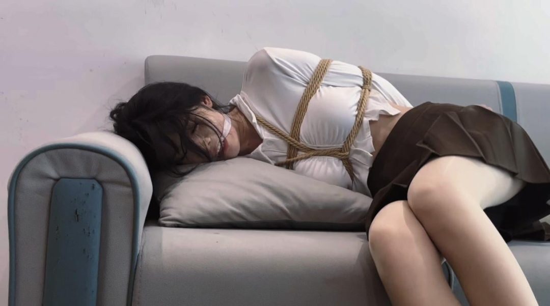 《劫》清纯伊一被歹徒尾随入室捆绑-2