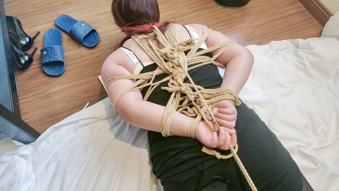 捆绑调教身材丰满的女群主-3 捆绑调教身材丰满的女群主-3