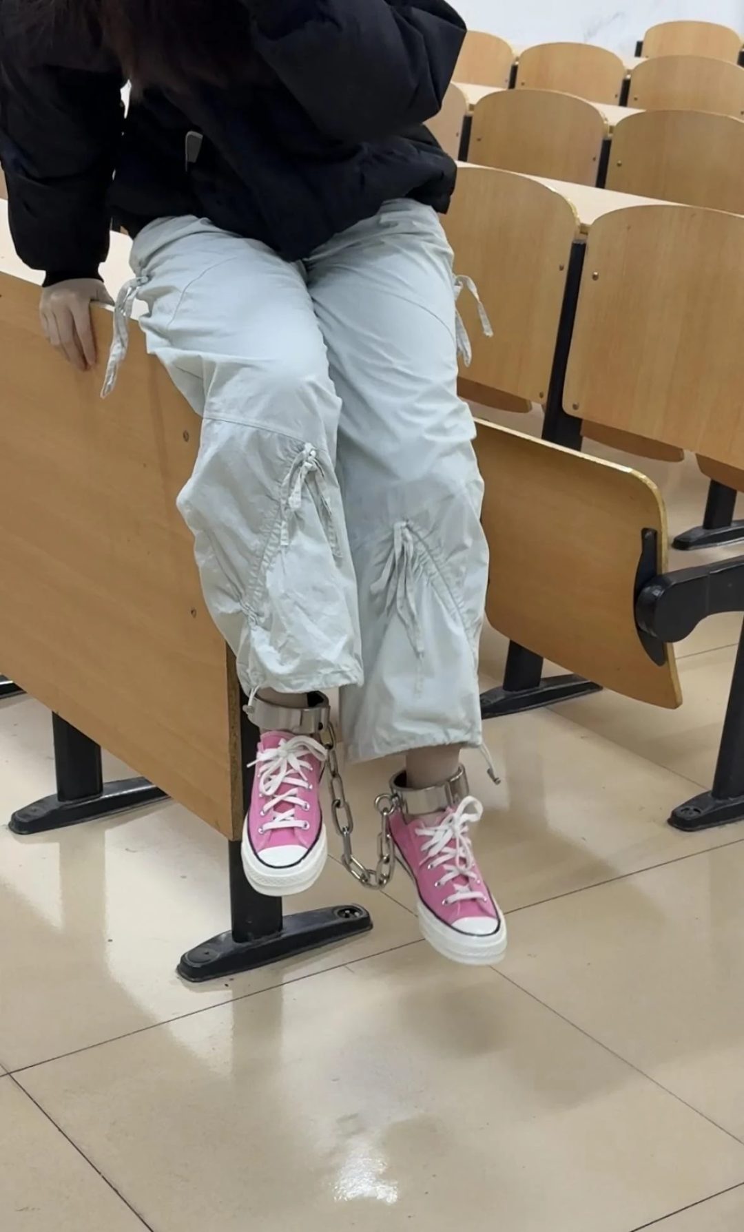 大二女生教室戴脚镣-锁着重镣在教室擦黑板 走路-3