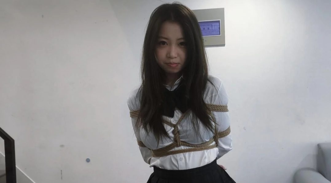 《学妹1》jk日式跪姿捡球 跪姿放置 口球 胸缚 口水肆意 tk tj 清纯学妹等待主人调教-8