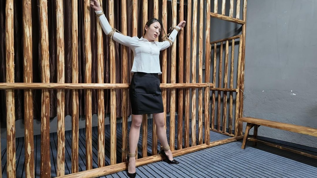 佳佳受刑下 职业装 鞭打-8