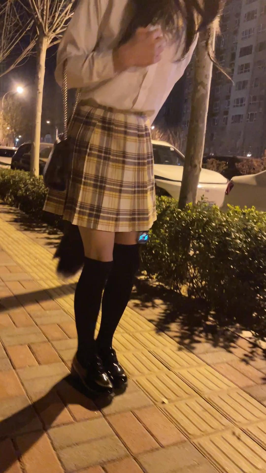 深夜JK外出 全程电击 尾巴gs行走 铐在路灯羞耻放置-3