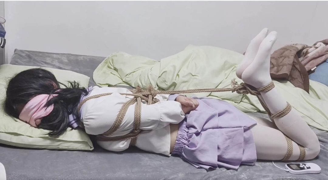 长腿紫色蛋糕裙女孩并腿驷马-3