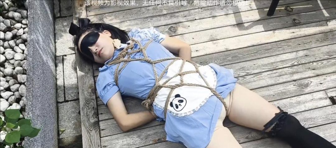 捆绑丝袜塞嘴，掐脖，踩踏-5