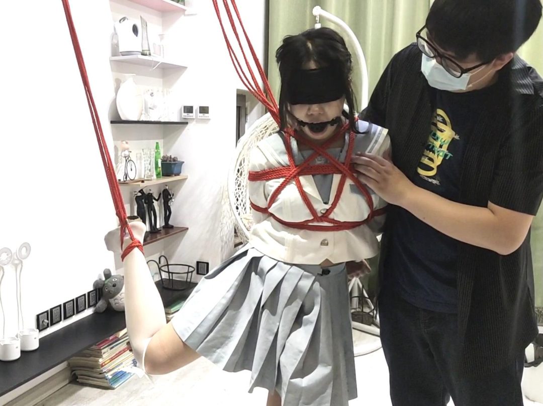 【松子】18岁活泼小女生松子约绑初体验，小话痨，jk白丝马尾，单腿吊，口球太大露出小兔牙，被诱骗吃柠檬，引发大量粘稠口水，最后浑身疲软躺在我的腿上-11