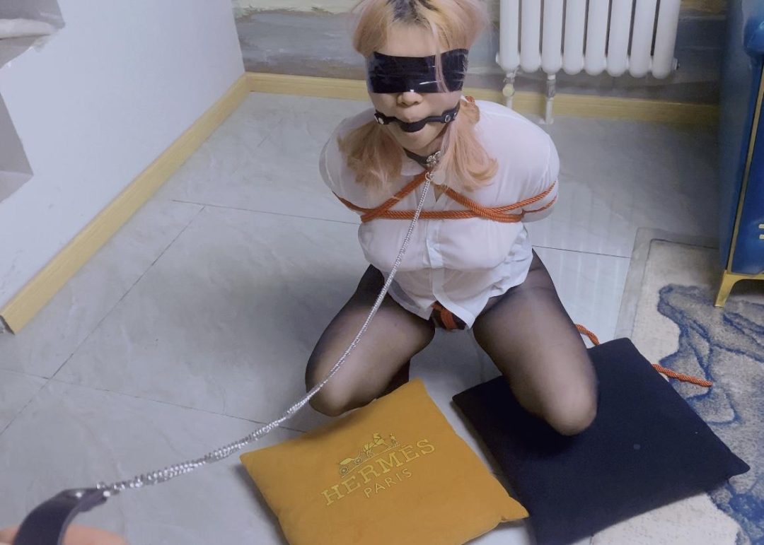 学妹Riona体验第二弹，穿上学长的衬衣，渔网袜黑丝，手持玩具训练口舌，夹舌牵引半蹲，口球塞嘴，训练之后直接强制服侍-10