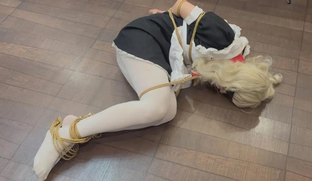 《脱缚游戏，黑丝旗袍佳禾女王旗袍黑丝踩踏捆绑榨干白丝女仆伪娘》捆绑挣脱，挠脚心，黑丝践踏-3