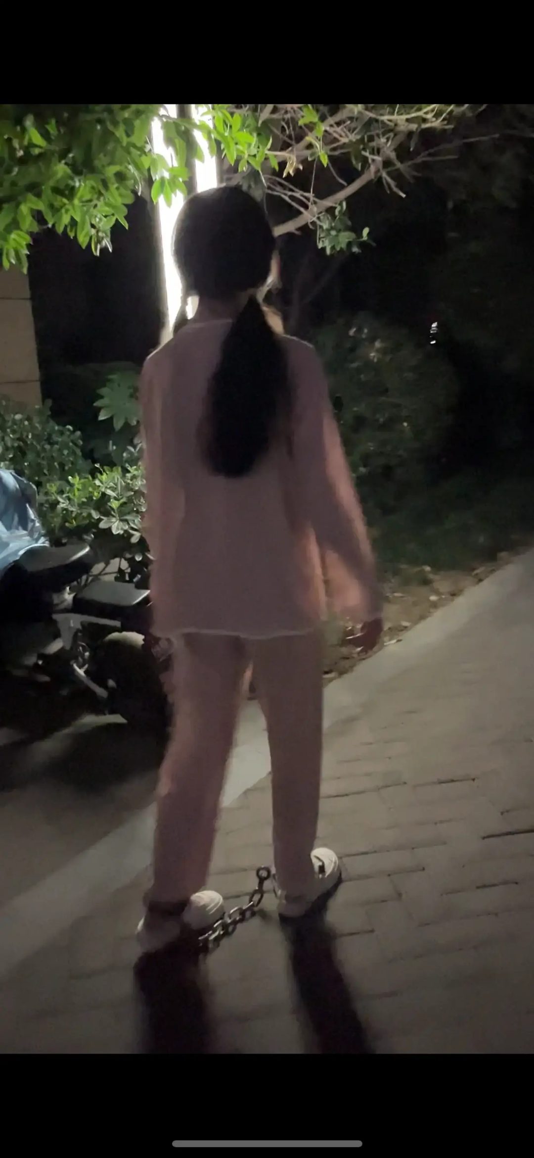 双马尾学妹深夜镣铐外出-戴脚镣出门玩-3