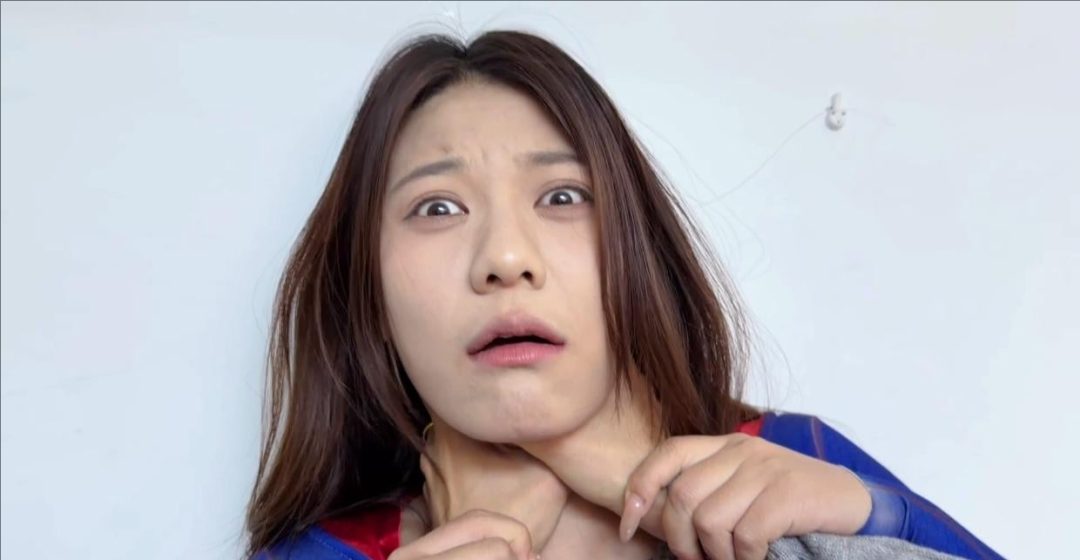 《女超人受虐悬空致死》掐脖 坐肚子 苦难女超人-5