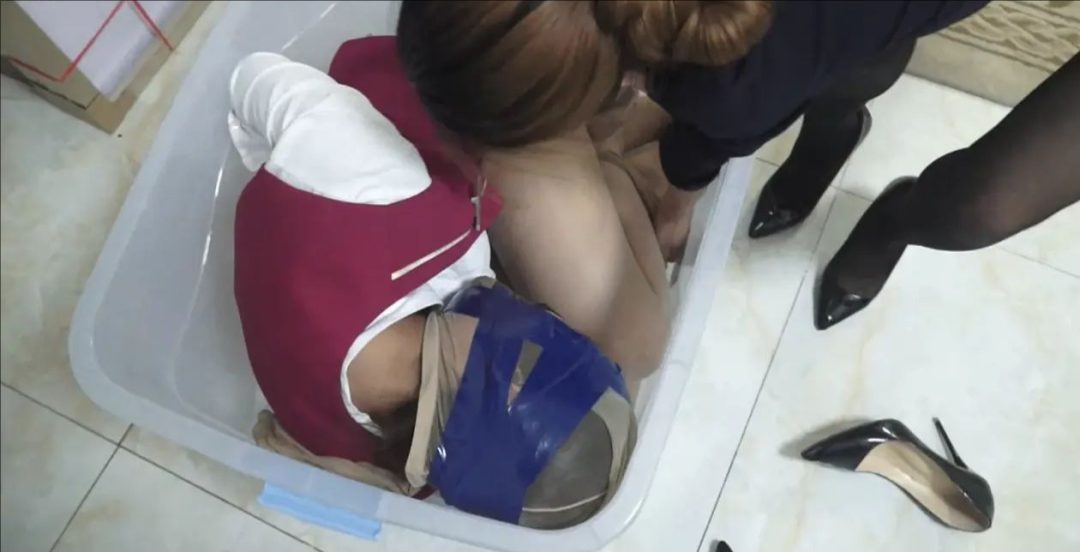 【逍遥定拍】- [圆你的空姐梦 - 下]被迫成为空姐的她被反复捆绑，捂嘴迷晕折磨，在被好姐妹玩够后终于被装入箱子送到了未知的地方-10