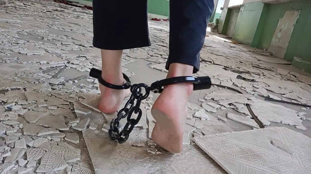 戴着脚镣在废墟里光脚和穿白袜散步-2