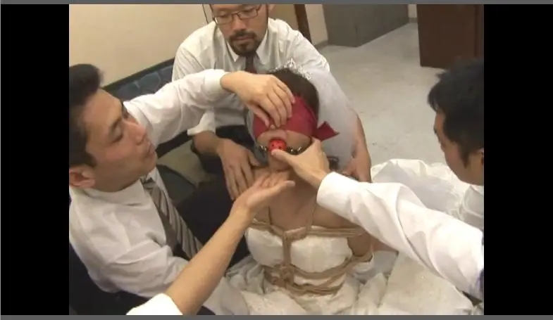 婚纱美女被紧缚捆绑口球勒嘴-1