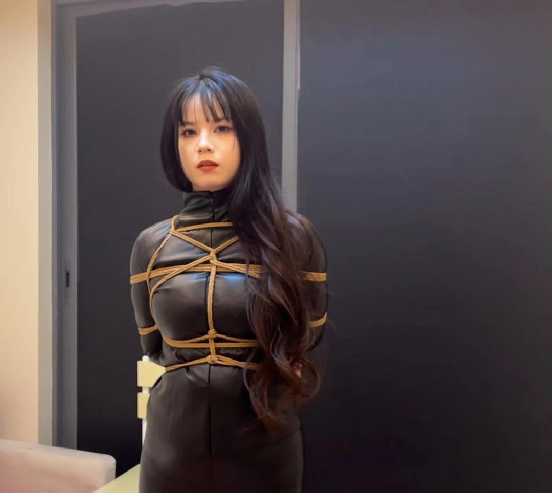 皮衣皮裤12公分超高豹纹细跟女王范也逃不过紧缚之大口球口水裸足挣扎着玩-5