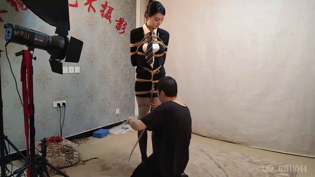 苏樱女秘书尝试空中悬吊-4