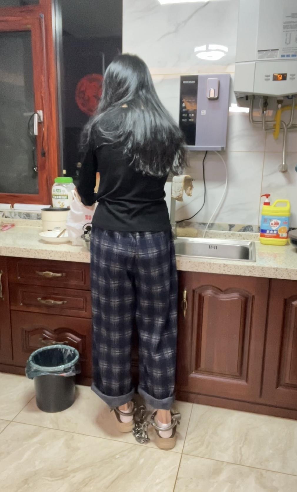 戴镣铐生活的大二女生-宅家日常-6