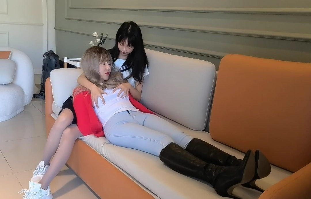 穿牛仔裤长靴的女教师被坏坏的女学生迷晕调教1 女女百合调教-4