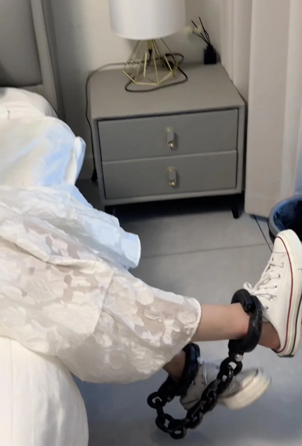 3个女孩体验戴脚镣-初次-4