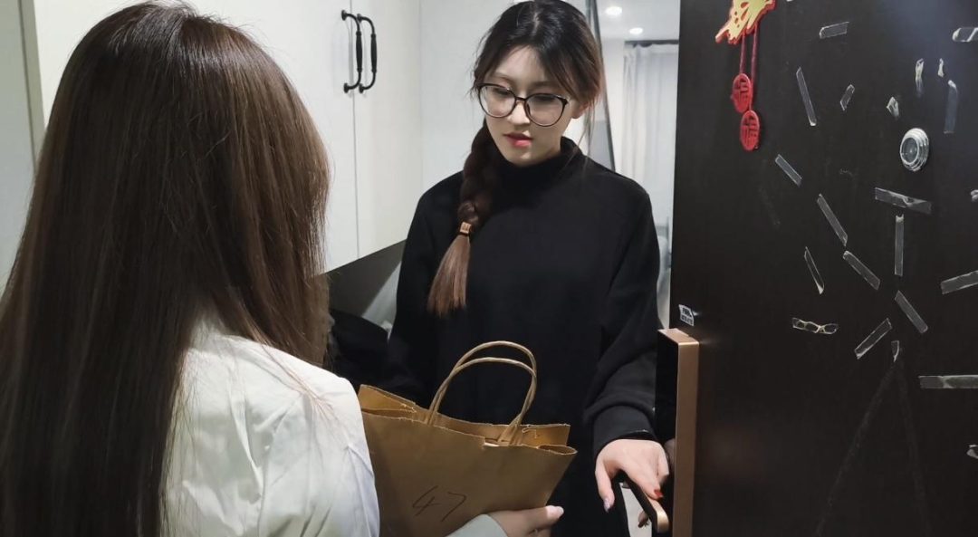 【禾一定拍】 独具女性被“测试”抗敏感丝袜，却被女推销员捆绑堵嘴挠脚心，原来是脚心敏感增强丝袜！女主被挠得精疲力尽口不能言又被放置在家等候下一次 超有感觉的百合本-1