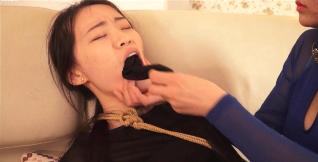 [反目姐妹 - 上] 女女、美腿、黑丝、捆绑、堵嘴、调戏-11