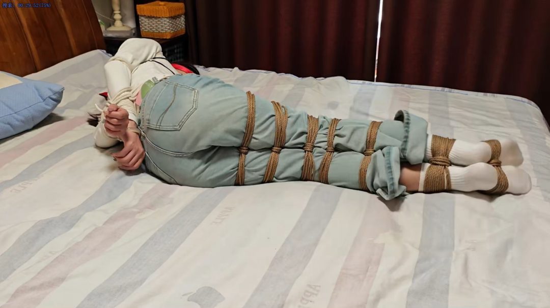 高颜值美女小鱼牛仔裤白袜放置-10