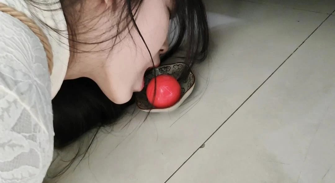 沐思受邀请参加挑战活动，要求日式紧缚 ，用手拿到桌上的卡和用嘴咬住地上的球，挑战成功奖励刷子刷脚~膝盖都紫了愣是一声不吭坚持拍完，演技非常好-1