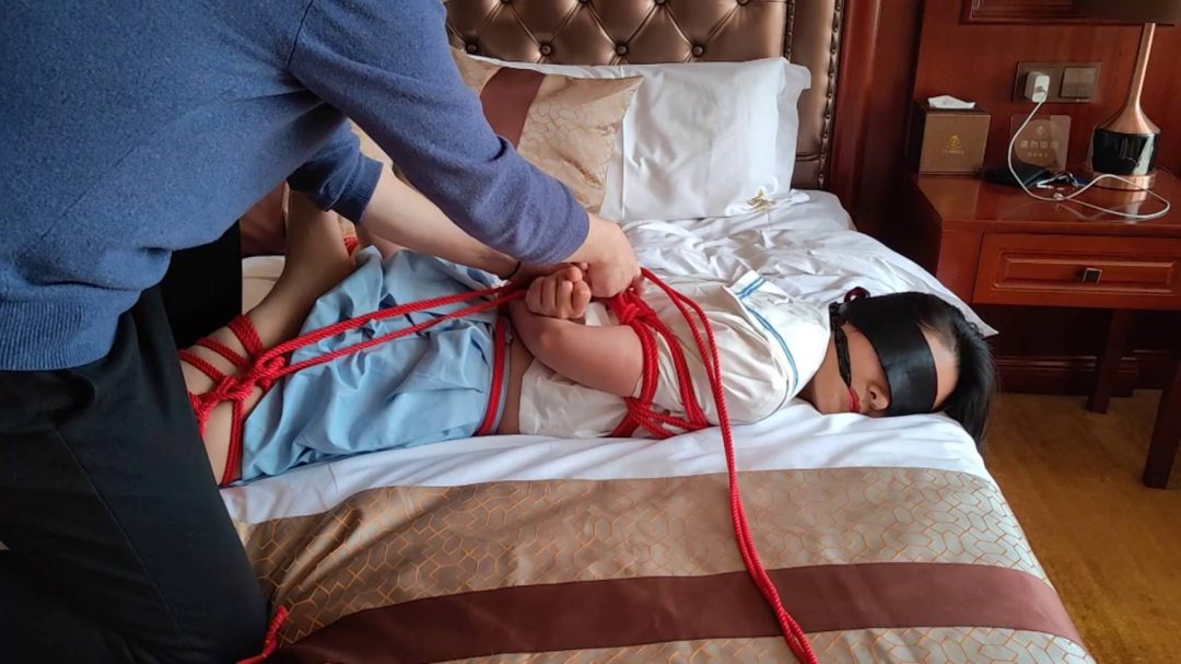 少妇素素 装嫩的学生服 红绳驷马挠痒-2