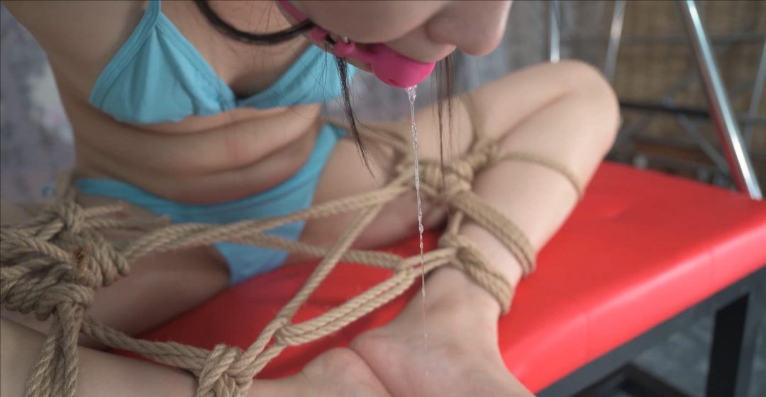 人体家具之美女冰口水制造机--泳衣、口球、冰块、口水收集-6