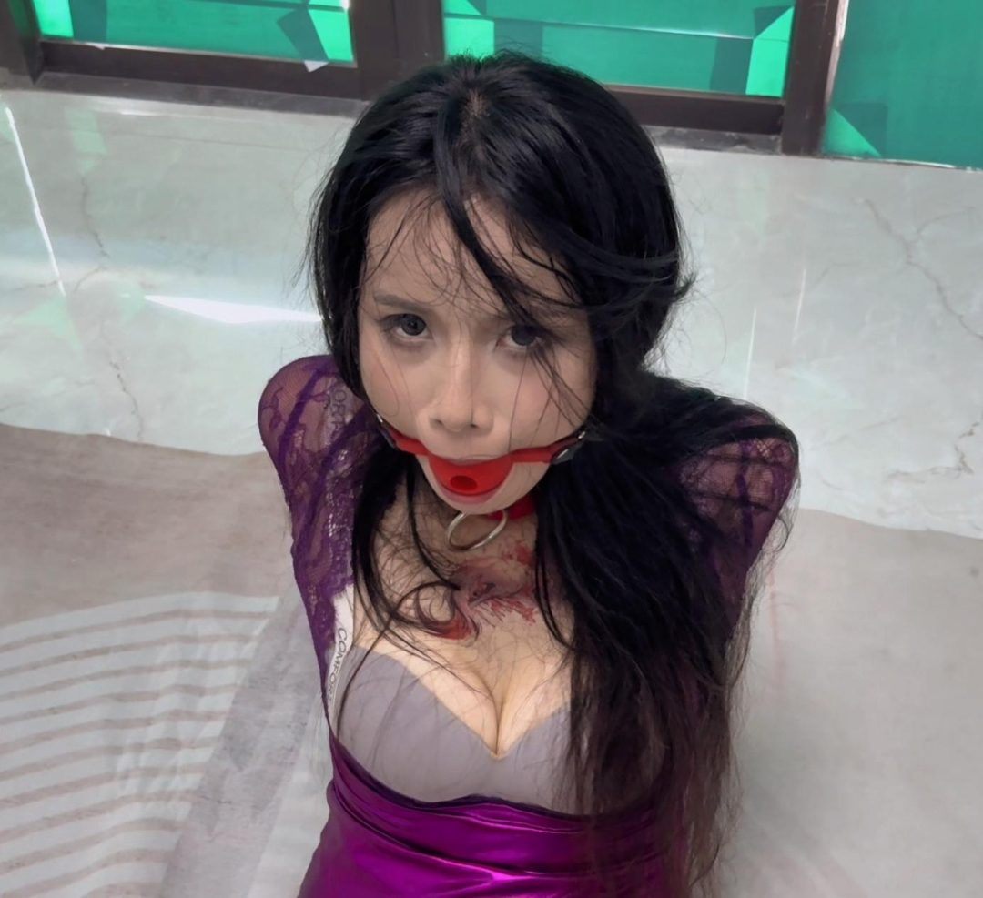 连衣裙手铐直臂脚镣铁链活动行走与展示-1
