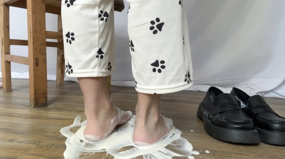 【桃乐茜】小皮鞋里倒满酸奶 光脚玩酸奶 视觉盛宴-2