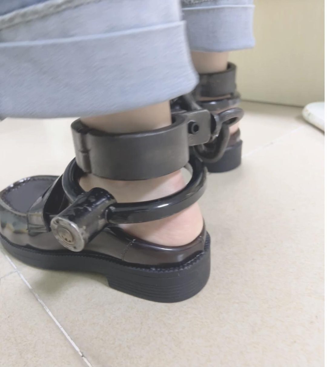 女大学生重型脚镣体验，惩戒脚镣，超紧手铐铐脚-2